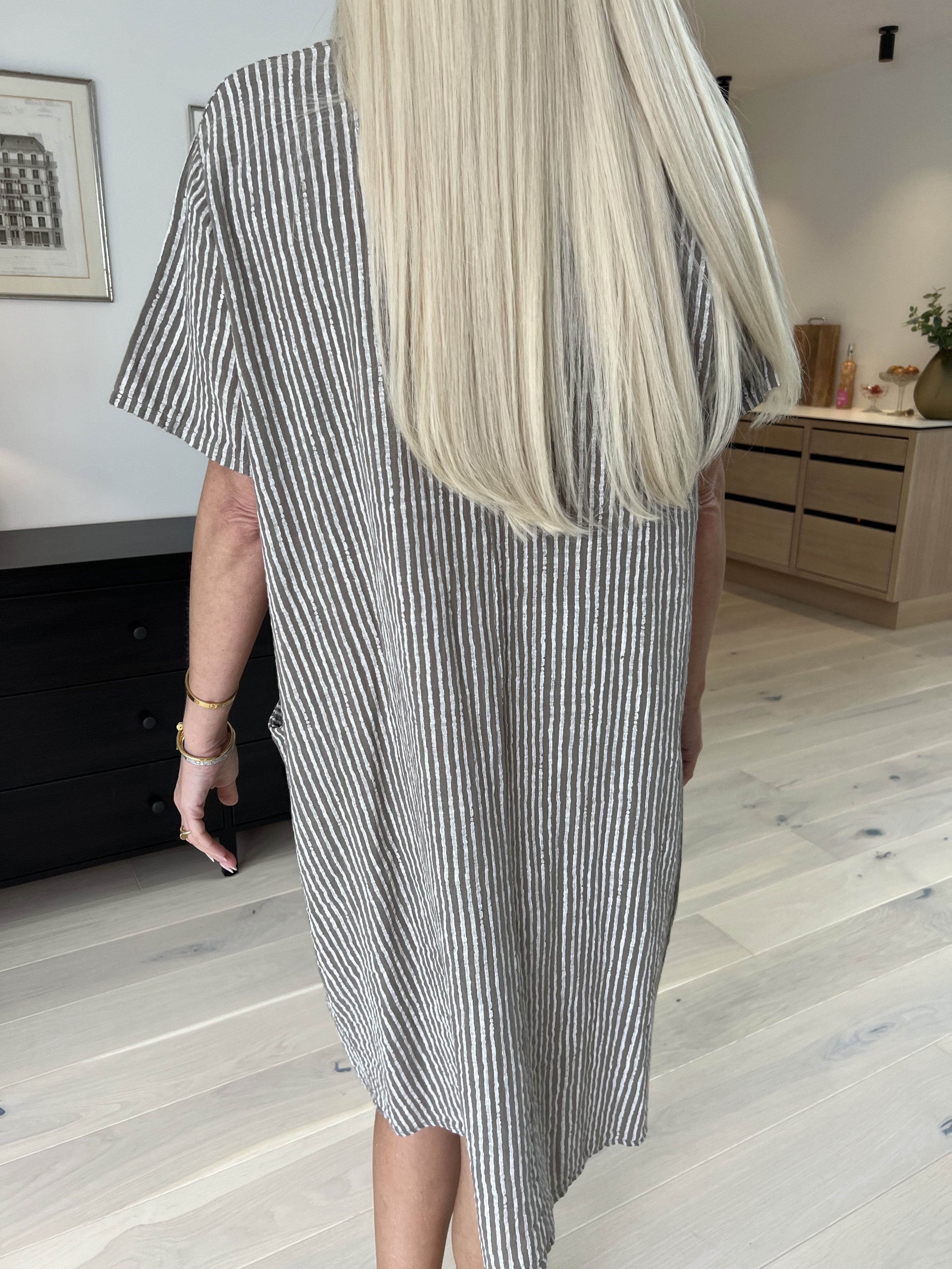 Louise - Finrandig klänning i linneaktigt bomullstyg